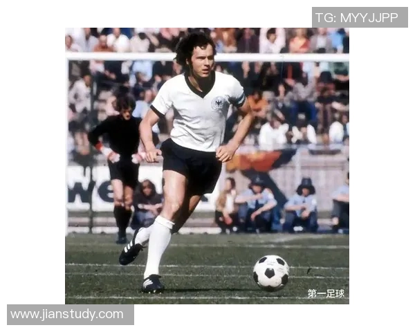 荷兰足球传奇球星的辉煌历程与影响力探讨 荷兰足球传奇球星的辉煌历程与影响力探讨