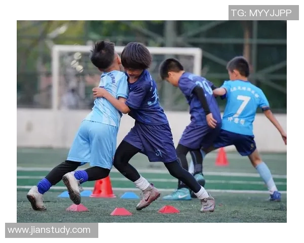 小孩心中的足球梦追逐明星的脚步与激情